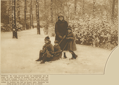 870289 Afbeelding van een moeder met drie kinderen, waarvan twee op een slee, in het besneeuwde Park Oog in Al te Utrecht.